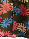 Chemise hawaïenne boutonnée pour homme, en coton floral à manches courtes de couleur vert armée parfaite pour la plage estivale.