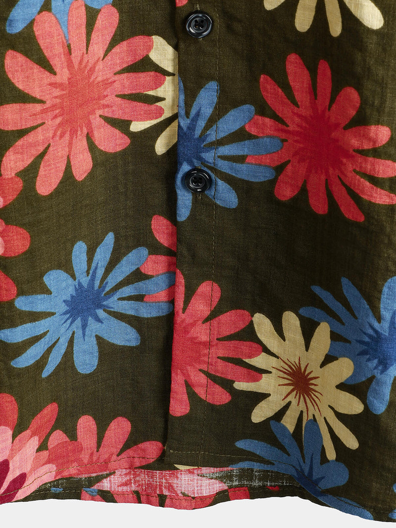 Chemise hawaïenne boutonnée pour homme, en coton floral à manches courtes de couleur vert armée parfaite pour la plage estivale.