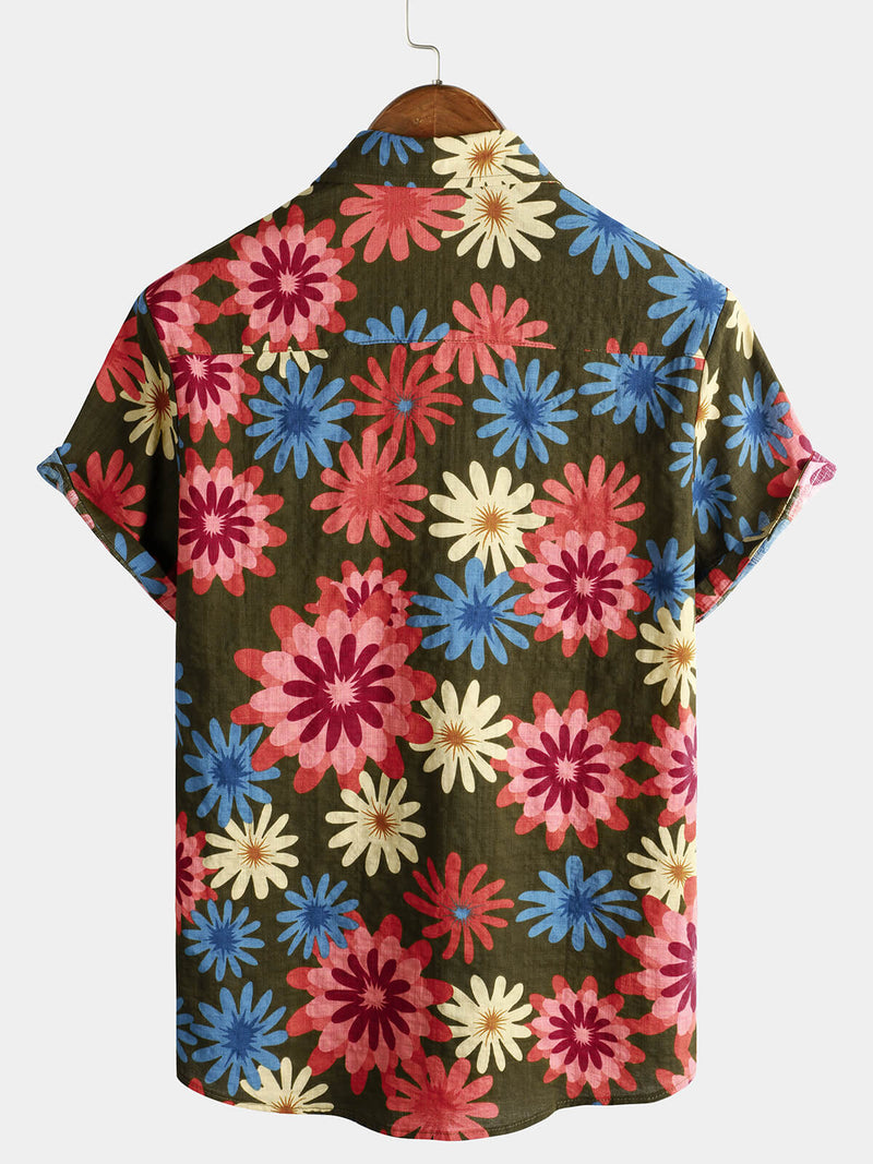 Chemise hawaïenne boutonnée pour homme, en coton floral à manches courtes de couleur vert armée parfaite pour la plage estivale.